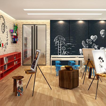 كويزون سيتي The Residences At Commonwealth By Century Properties المظهر الخارجي الصورة